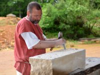 20160611 161104 Guedelon GCG 1789  Visite château de Guédelon; Un tailleur de pierre venu d'Allemagne    Nikon D7000 11/06/2016 16:11 Gérard Gadaud © Amis de la Creuse - Creusois de Paris : Bourgogne-Franche-Comté, Château de Guédelon, FRA, France, Treigny
