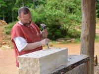 20160611 161116 Guedelon GCG 1790  Visite château de Guédelon; Un tailleur de pierre venu d'Allemagne    Nikon D7000 11/06/2016 16:11 Gérard Gadaud © Amis de la Creuse - Creusois de Paris : Bourgogne-Franche-Comté, Château de Guédelon, FRA, France, Treigny