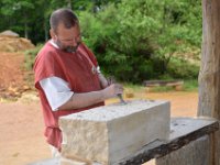 20160611 161117 Guedelon GCG 1791  Visite château de Guédelon; Un tailleur de pierre venu d'Allemagne    Nikon D7000 11/06/2016 16:11 Gérard Gadaud © Amis de la Creuse - Creusois de Paris : Bourgogne-Franche-Comté, Château de Guédelon, FRA, France, Treigny