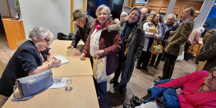 20250208_164631_Rencontre_dedicace_F_Chandernagor_GG Rencontre-dédicace avec Françoise Chandernagor à la Maison de la Nouvelle-Aquitaine à Paris - Samedi 8 février 2025 08/02/2025 16:46 Samsung S21_Ultra...